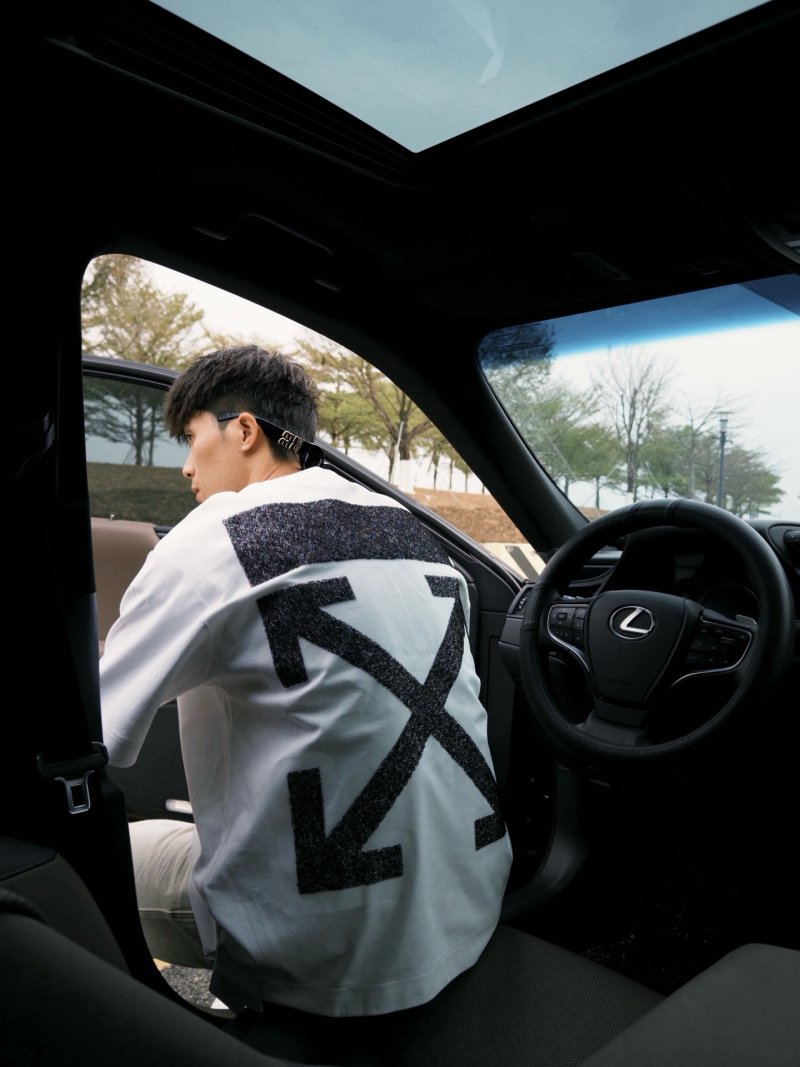 Off-White Arrow Logo White T-Shirt view