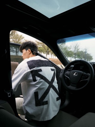 Off-White Arrow Logo White T-Shirt view 3
