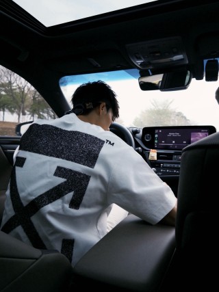 Off-White Arrow Logo White T-Shirt view 6