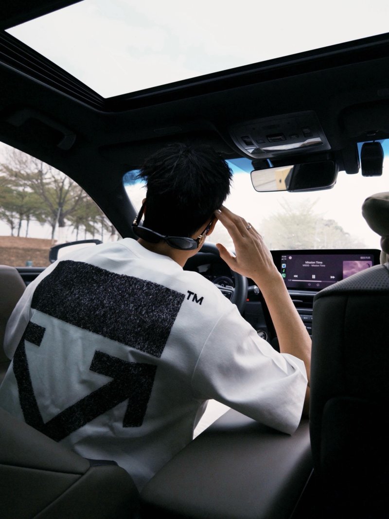 Off-White Arrow Logo White T-Shirt view