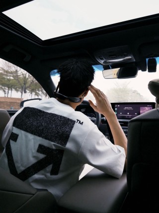 Off-White Arrow Logo White T-Shirt view 7