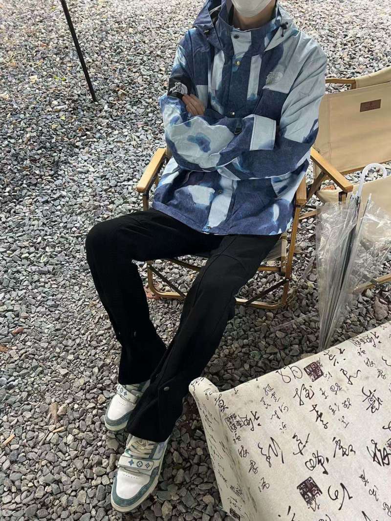 The North Face Navy & Grey Color-Block Windbreaker Jacket