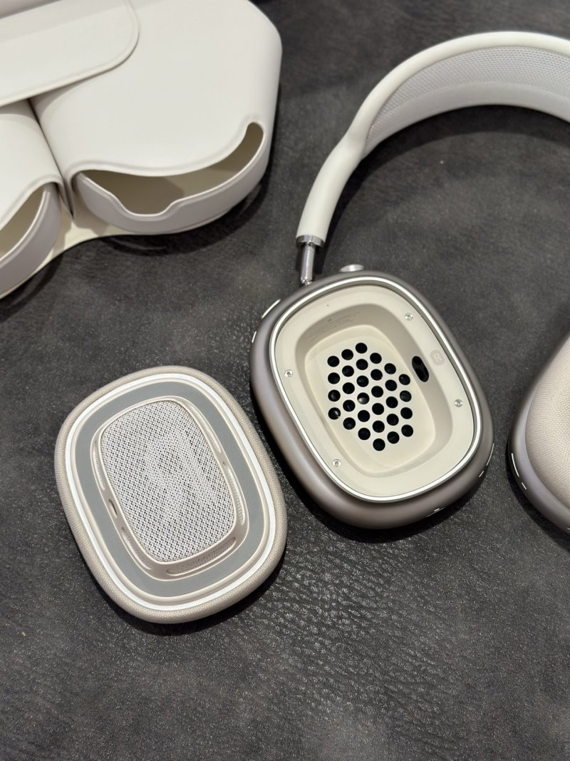 Apple AirPods Pro Max Starlight 1:1 UA Replica view
