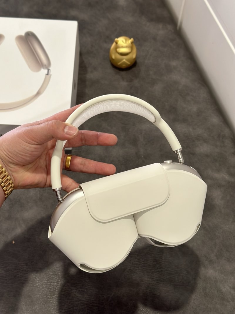 Apple AirPods Pro Max Starlight 1:1 UA Replica view