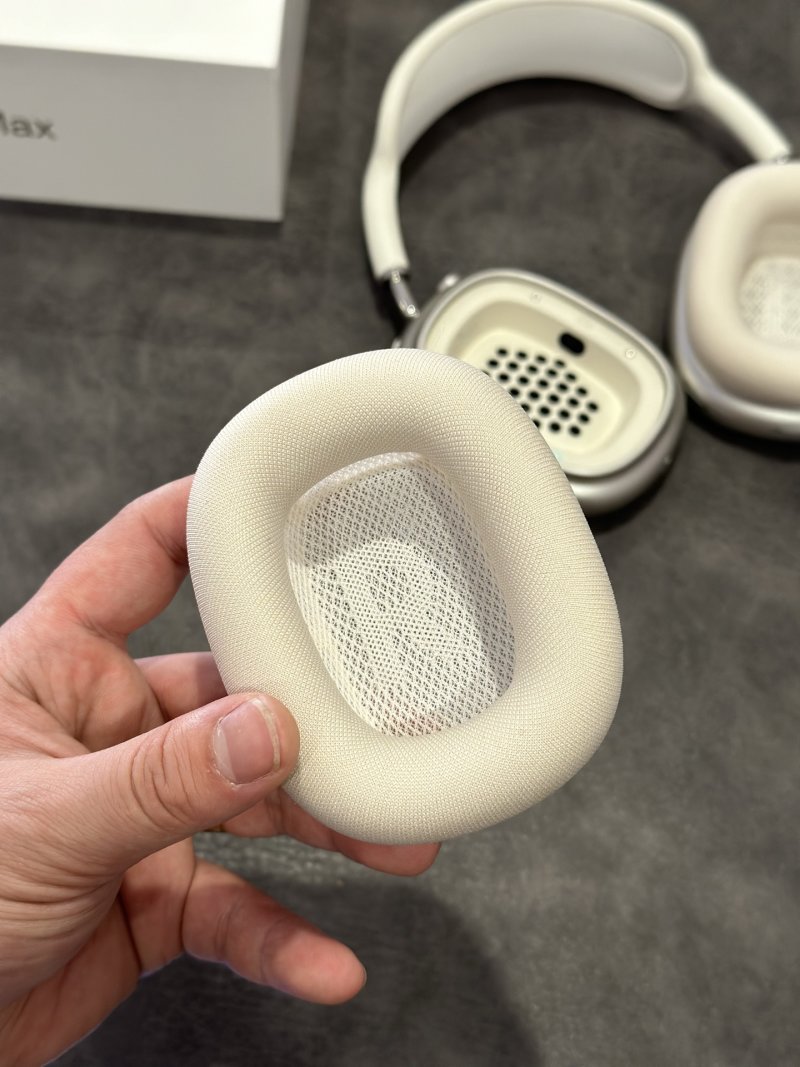 Apple AirPods Pro Max Starlight 1:1 UA Replica view