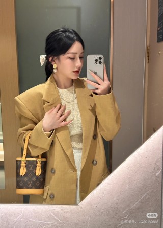 Louis Vuitton Monogram Canvas Tote Bag Tan view 3