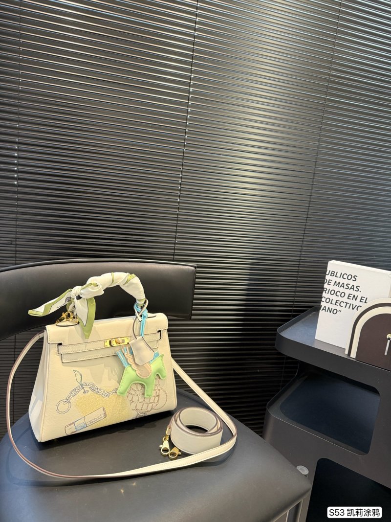 Hermès Kelly 25 Cream Leather Crossbody Bag