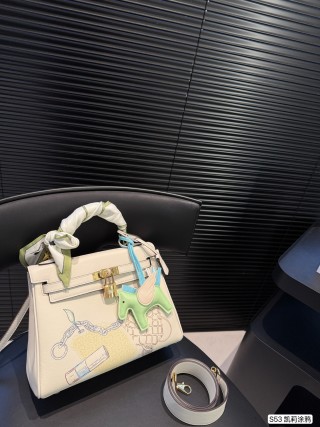 Hermès Kelly 25 Cream Leather Crossbody Bag view 2