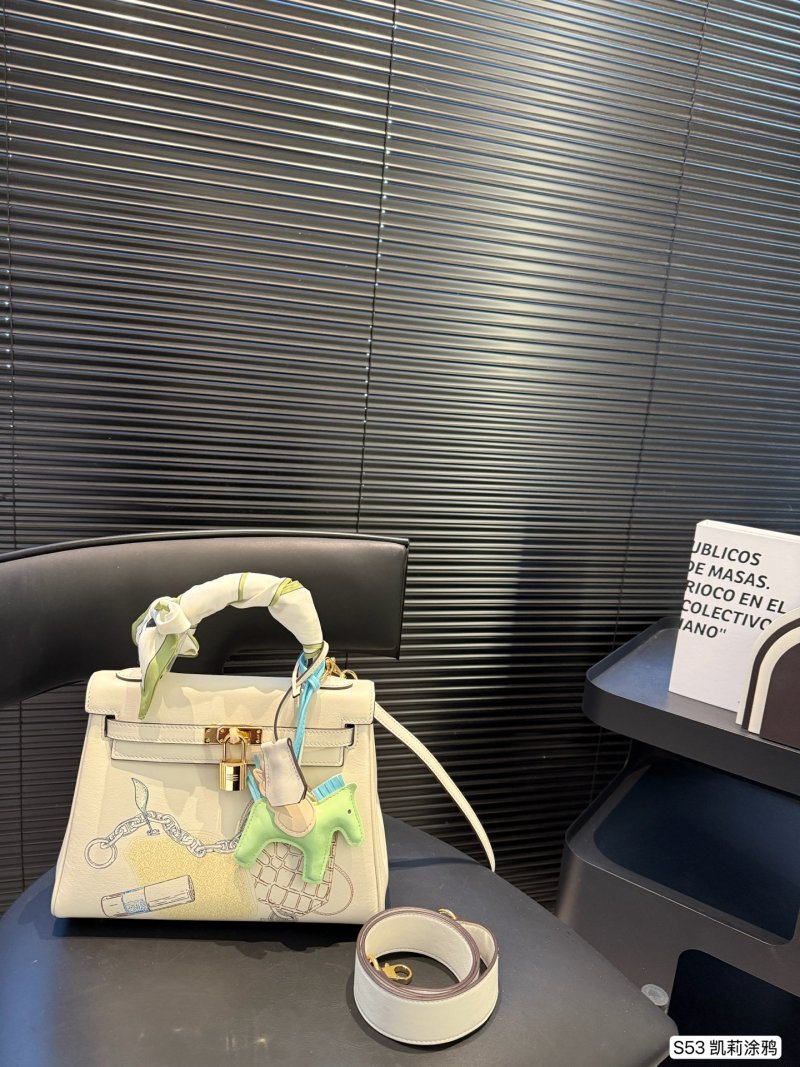 Hermès Kelly 25 Cream Leather Crossbody Bag view