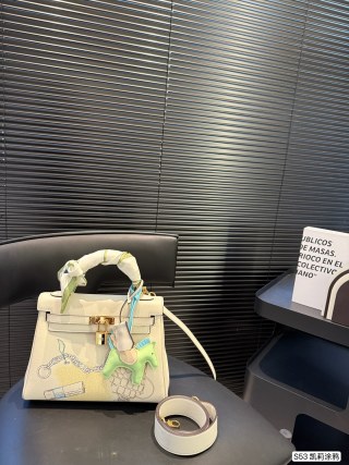 Hermès Kelly 25 Cream Leather Crossbody Bag view 3