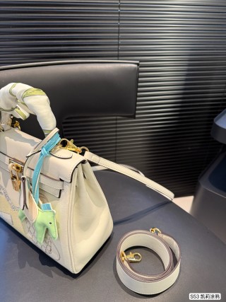 Hermès Kelly 25 Cream Leather Crossbody Bag view 4