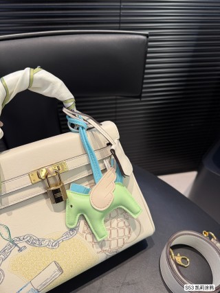 Hermès Kelly 25 Cream Leather Crossbody Bag view 5
