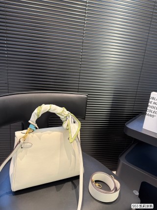 Hermès Kelly 25 Cream Leather Crossbody Bag view 6