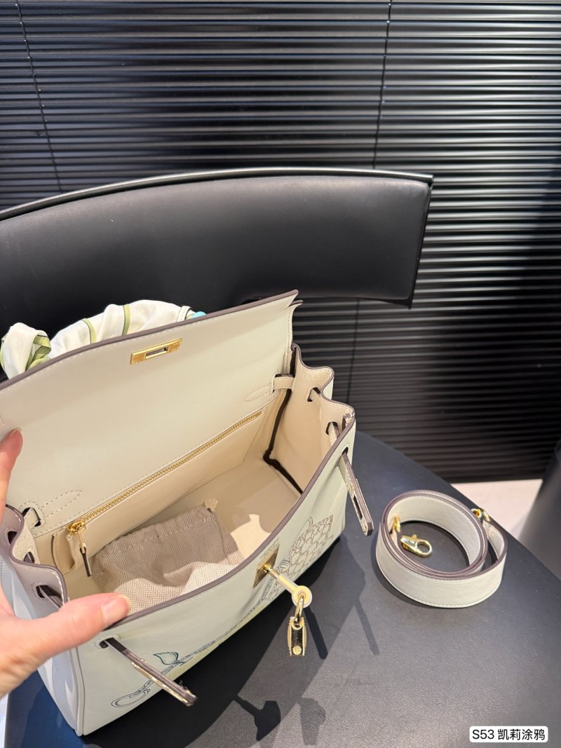 Hermès Kelly 25 Cream Leather Crossbody Bag view