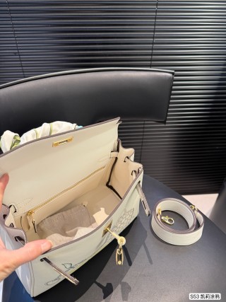 Hermès Kelly 25 Cream Leather Crossbody Bag view 9
