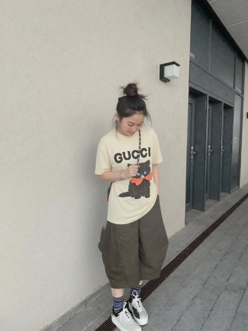 Gucci Black Cat Apple Cream T-Shirt view