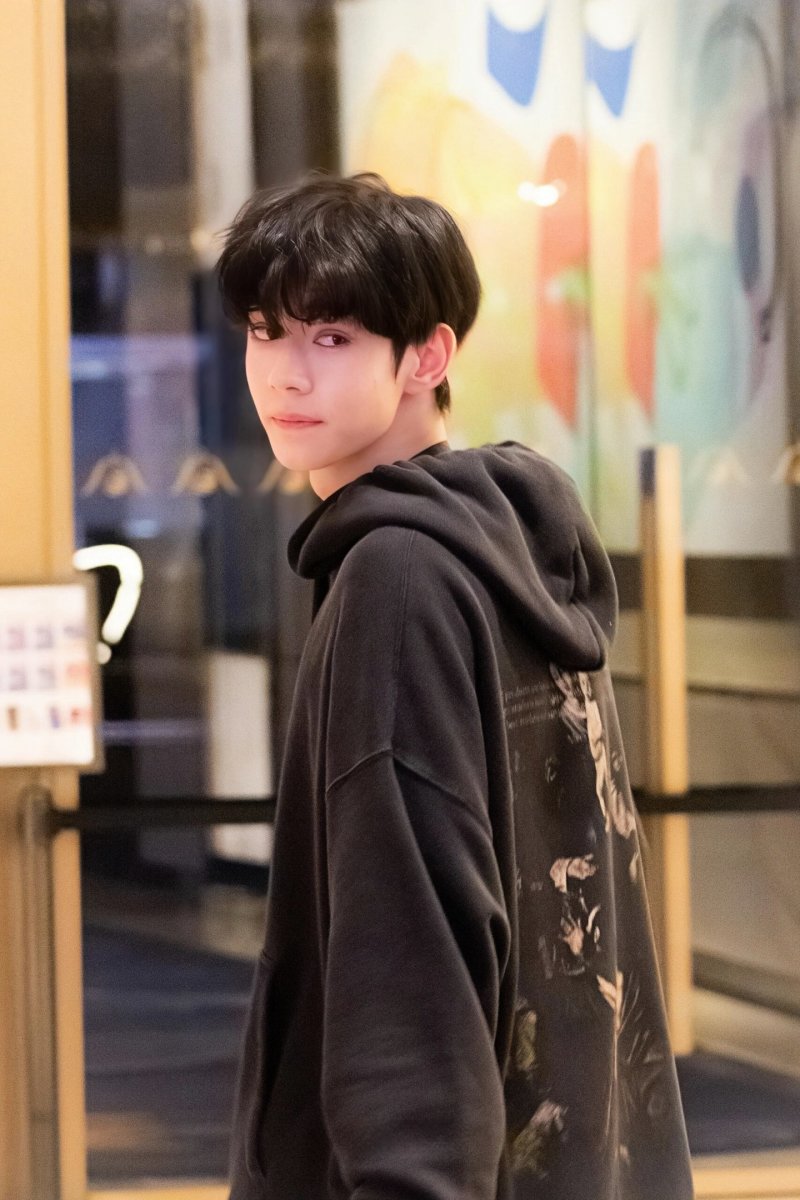 Black Graphic Print Hoodie Sweatshirt