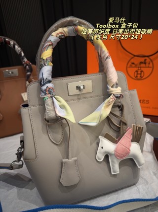 Hermès Toolbox 20 Handbag - Cream view 2