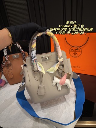 Hermès Toolbox 20 Handbag - Cream view 4