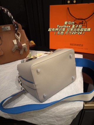 Hermès Toolbox 20 Handbag - Cream view 5