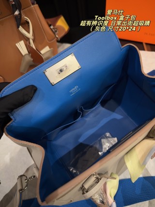 Hermès Toolbox 20 Handbag - Cream view 9
