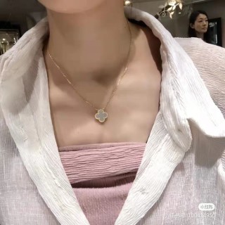 Van Cleef & Arpels Clover Pendant Necklace Cherry Blossom Pink view 2