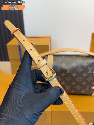 Louis Vuitton Monogram Trunk Chain Shoulder Bag view 7