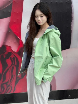 Arc'teryx Beta SL Lightweight Hooded Windbreaker - Phosphorescent Green