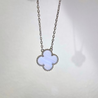 Van Cleef & Arpels Four-Leaf Clover Pendant Necklace Purple view 2