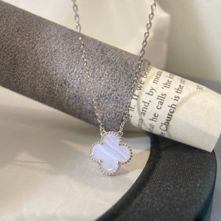 Van Cleef & Arpels Four-Leaf Clover Pendant Necklace Purple view 3