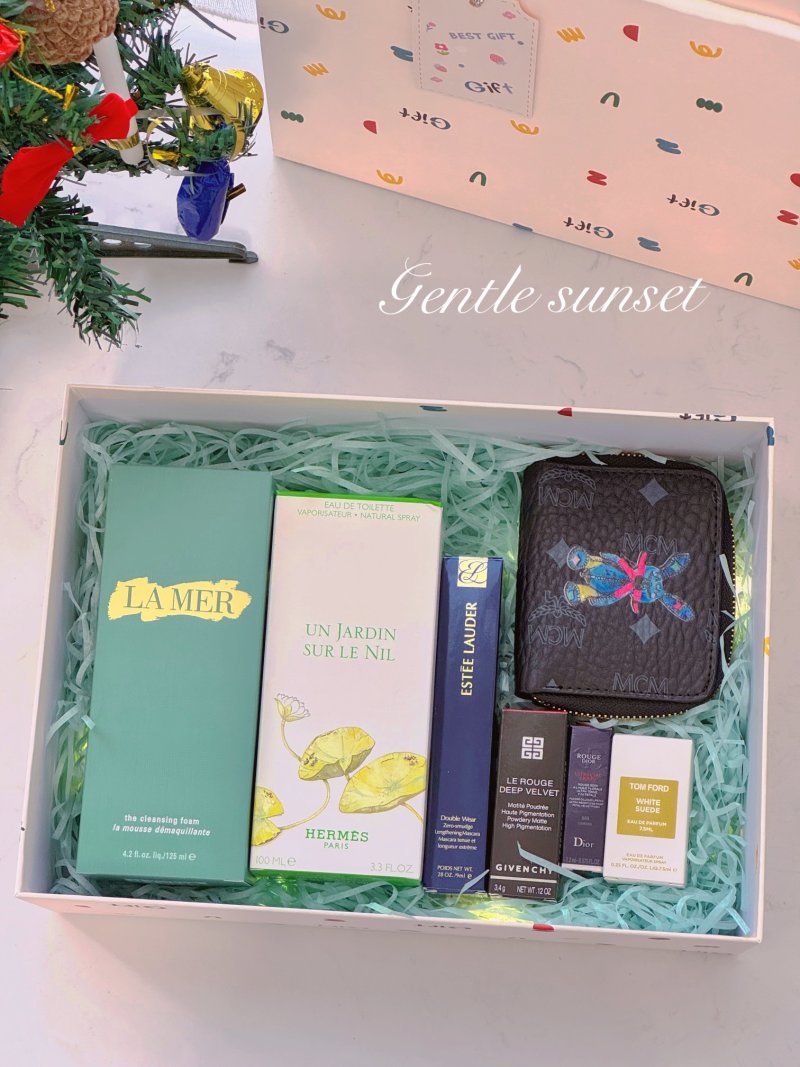 Luxury Beauty & Fragrance Gift Box Set with Wallet view
