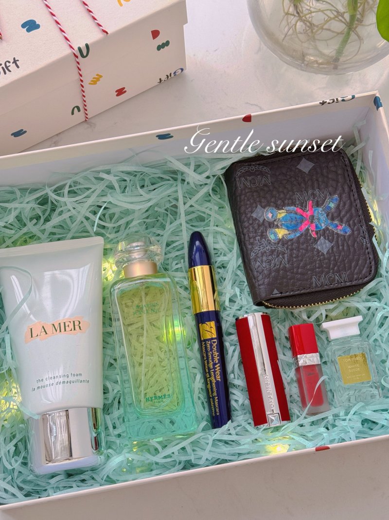 Luxury Beauty & Fragrance Gift Box Set with Wallet view