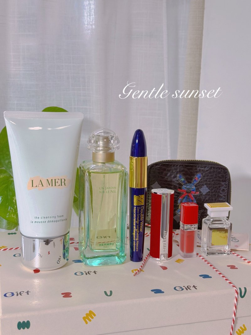 Luxury Beauty & Fragrance Gift Box Set with Wallet view