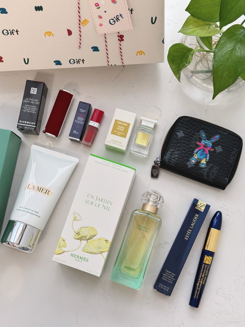 Luxury Beauty & Fragrance Gift Box Set with Wallet view