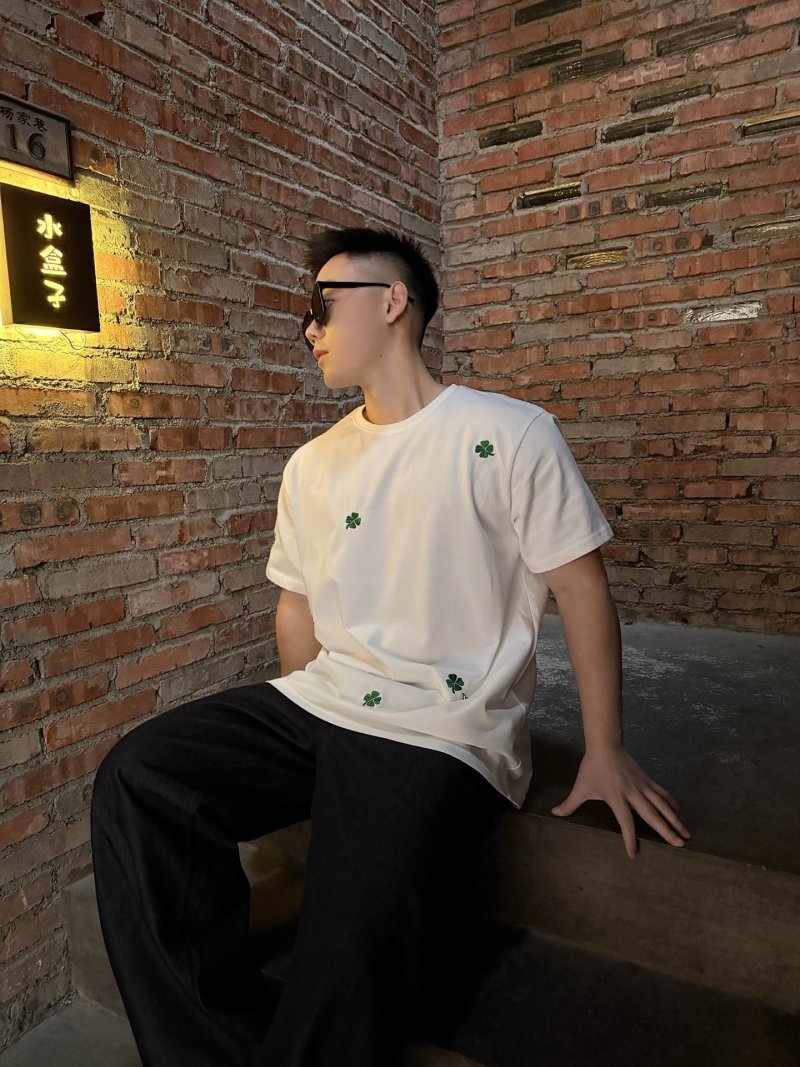 Dior Cream Four-Leaf Clover Embroidered T-Shirt view