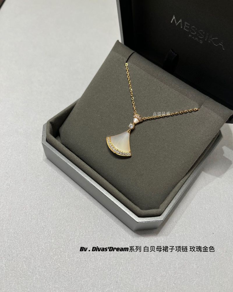 Bvlgari Divas' Dream White Mother-of-Pearl Moon Pendant Necklace Gold
