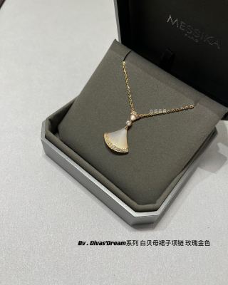 Bvlgari Divas' Dream White Mother-of-Pearl Moon Pendant Necklace Gold