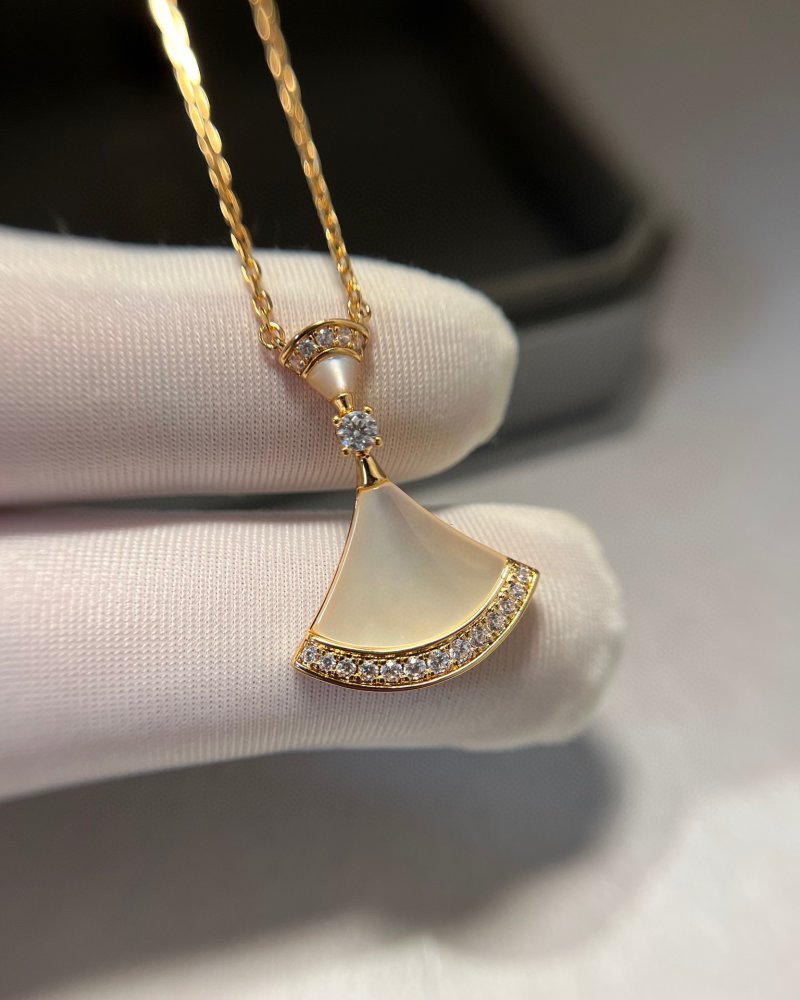 Bvlgari Divas' Dream White Mother-of-Pearl Moon Pendant Necklace Gold view