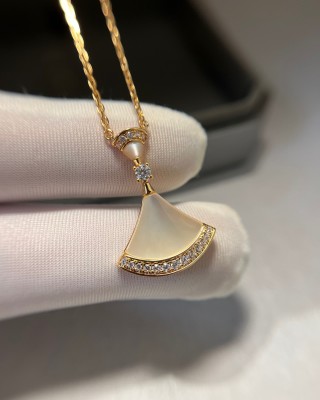 Bvlgari Divas' Dream White Mother-of-Pearl Moon Pendant Necklace Gold view 2