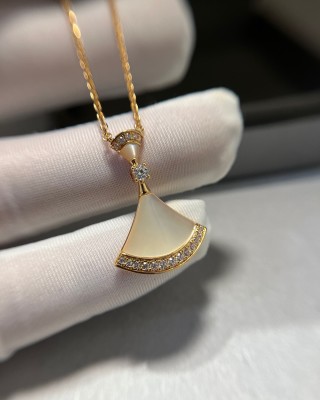 Bvlgari Divas' Dream White Mother-of-Pearl Moon Pendant Necklace Gold view 3