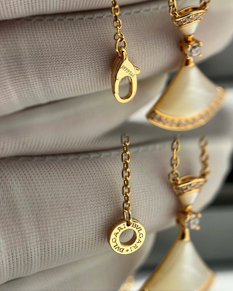 Bvlgari Divas' Dream White Mother-of-Pearl Moon Pendant Necklace Gold view
