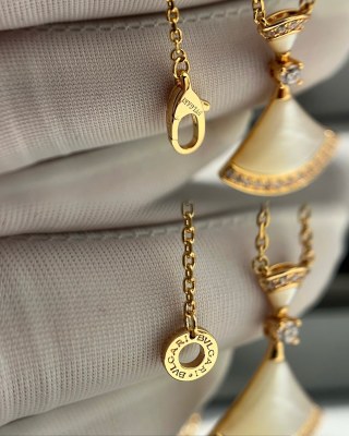 Bvlgari Divas' Dream White Mother-of-Pearl Moon Pendant Necklace Gold view 6