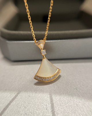 Bvlgari Divas' Dream White Mother-of-Pearl Moon Pendant Necklace Gold view 7