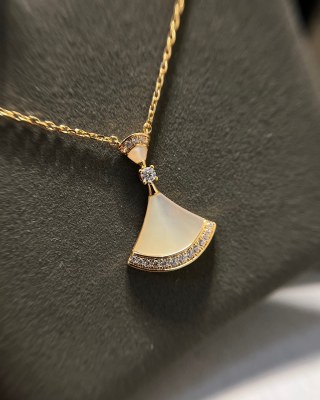 Bvlgari Divas' Dream White Mother-of-Pearl Moon Pendant Necklace Gold view 8
