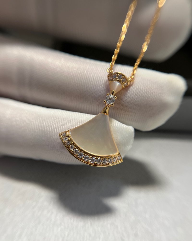 Bvlgari Divas' Dream White Mother-of-Pearl Moon Pendant Necklace Gold view