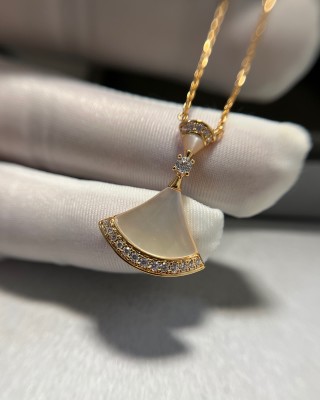 Bvlgari Divas' Dream White Mother-of-Pearl Moon Pendant Necklace Gold view 9