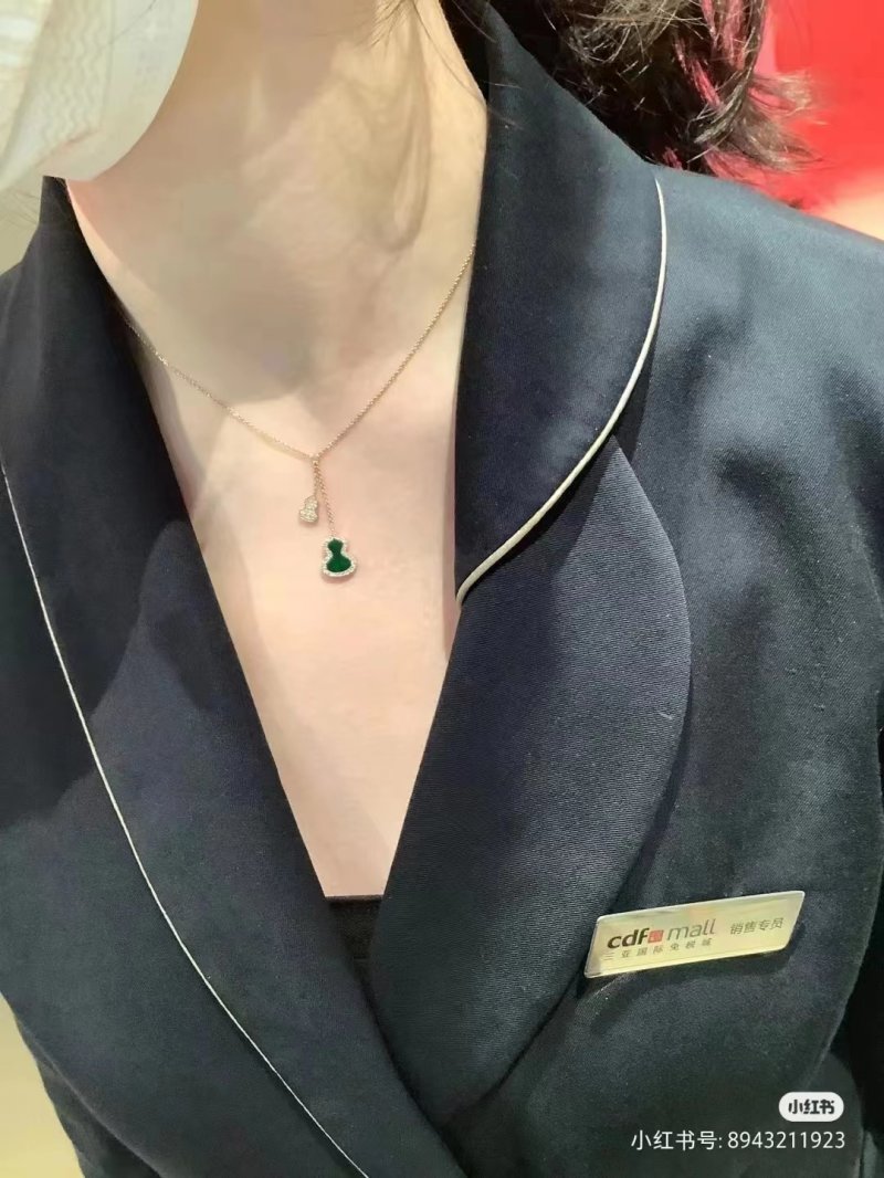 Emerald Green Crystal Pendant Silver Necklace