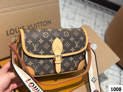 Louis Vuitton Monogram Baguette Shoulder Bag Brown view 4