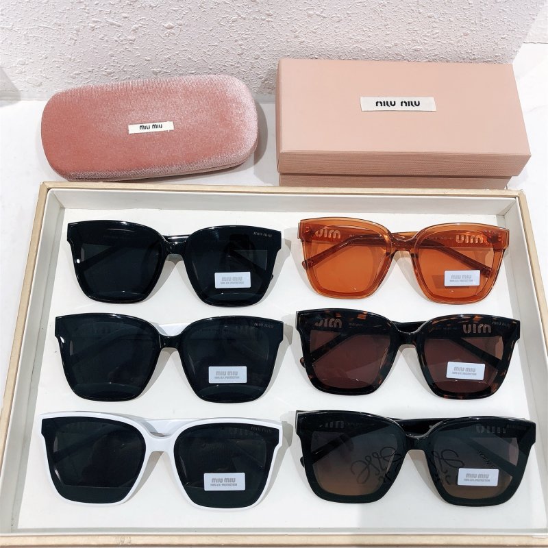 Miu Miu SMU 107Z Black Gradient Sunglasses view