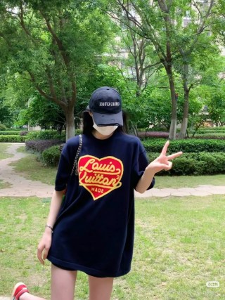 Louis Vuitton Heart Logo Black T-Shirt view 6
